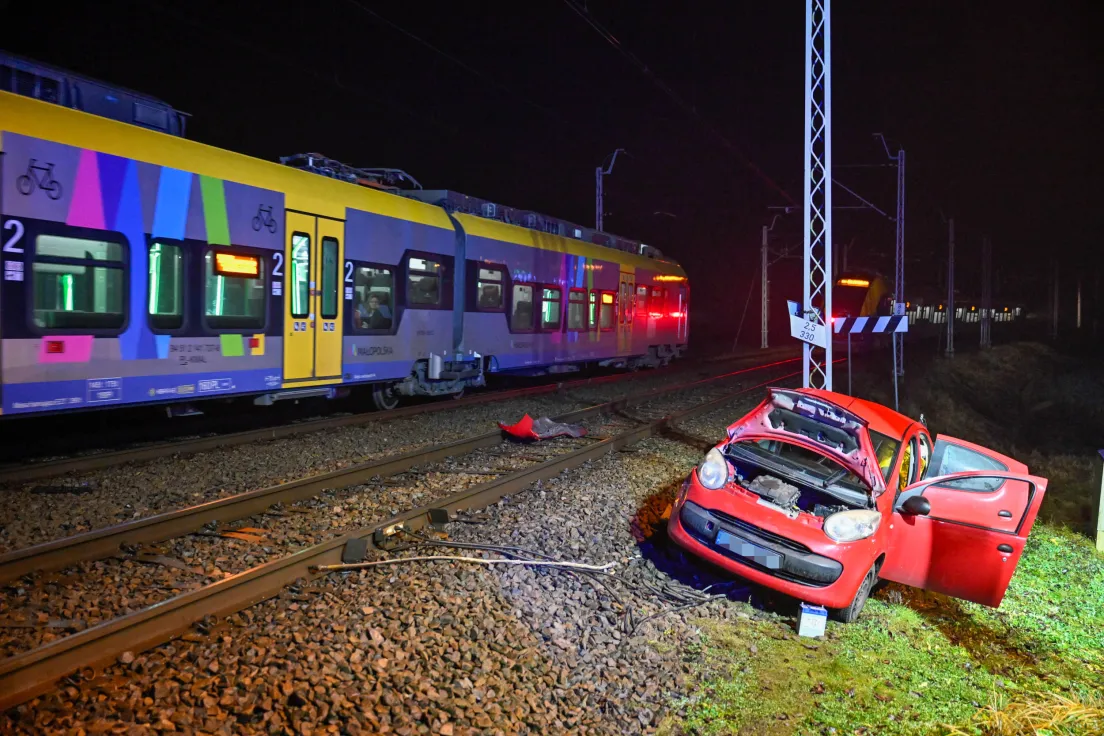 Zderzenie pociągu z samochodem osobowym na przejeżdzie kolejowym na ul.Zygmunta Starego