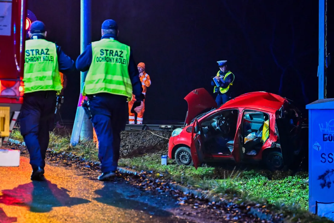 Zderzenie pociągu z samochodem osobowym na przejeżdzie kolejowym na ul.Zygmunta Starego