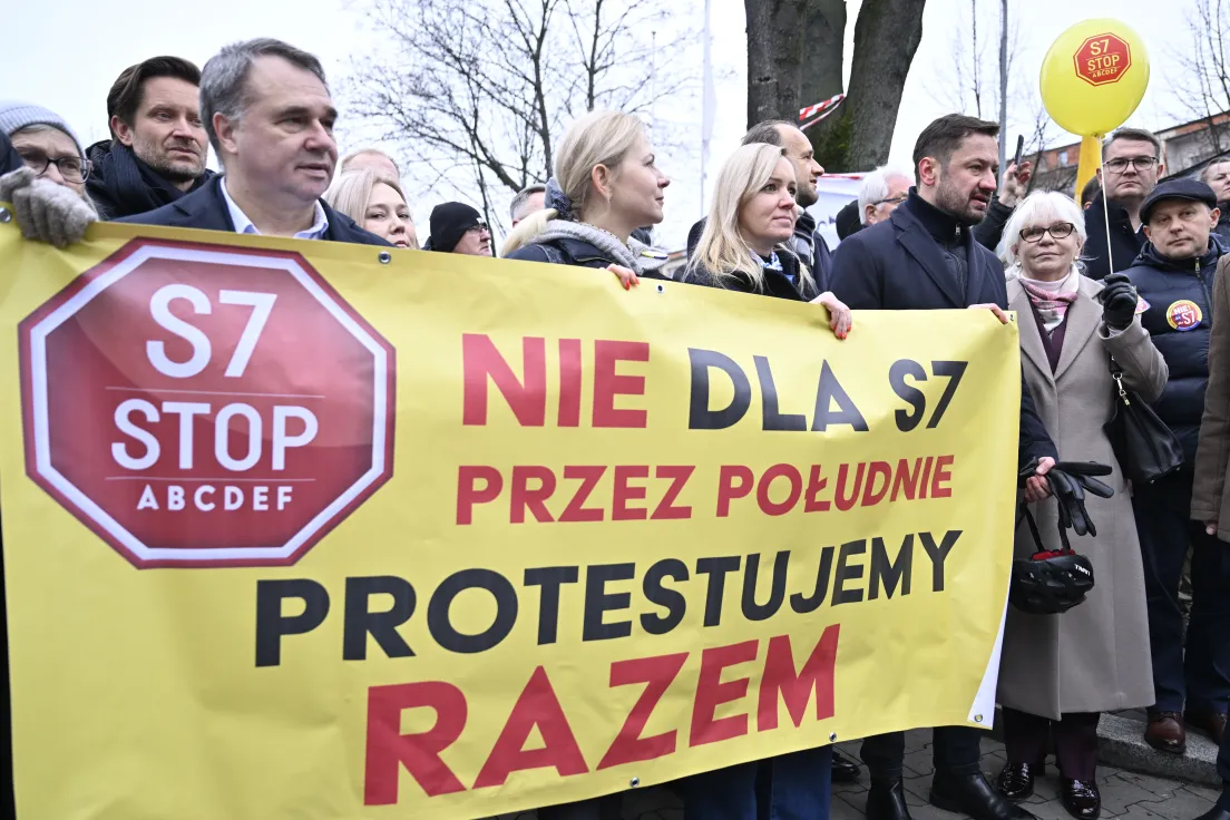 Aleksander Miszalski na proteście przeciwko budowie drogi S7