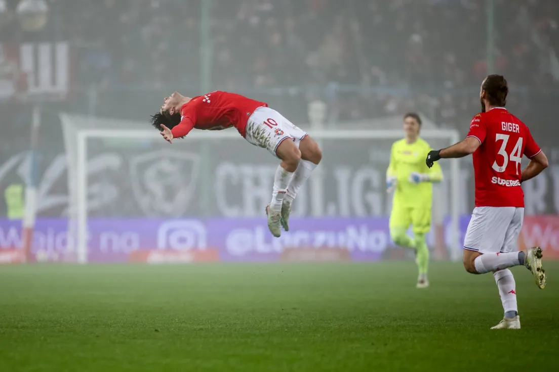 Mecz Wisła Kraków - Stal Mielec. Frederico Duarte wykonuje salto po golu na 2:0