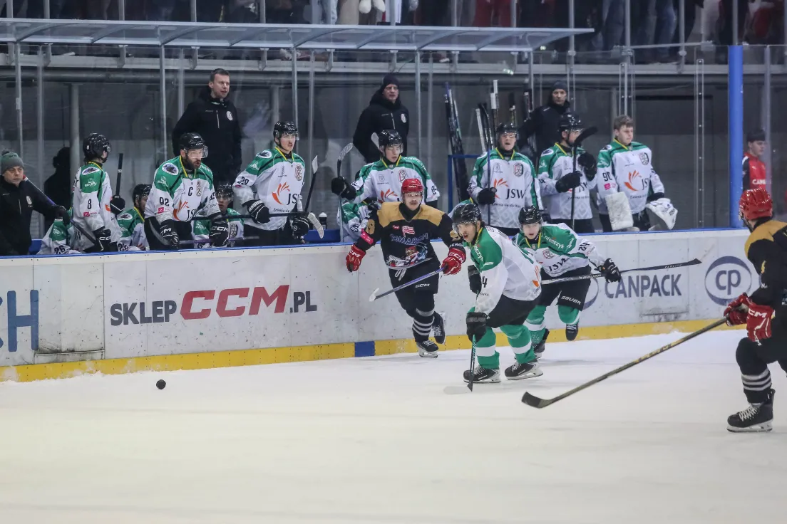 Teddy Bear Toss podczas meczu Comarch Cracovii