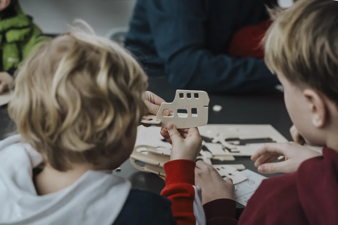 Warsztaty plastyczne i modelarskie w Krakowskim Muzeum Lotnictwa Polskiego, zorganizowane z okazji dnia Babci i Dziadka.