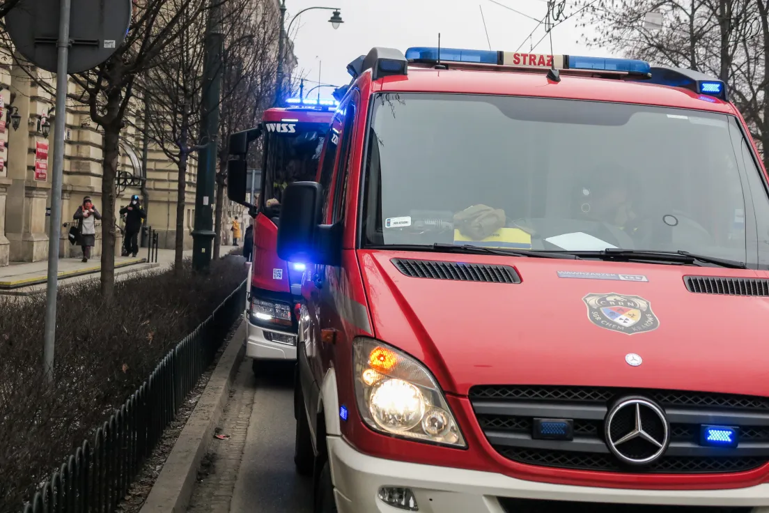 Służby przed urzędem wojewódzkim w Krakowie