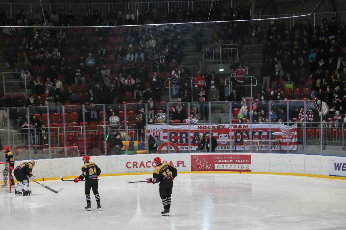 Teddy Bear Toss podczas meczu Comarch Cracovii