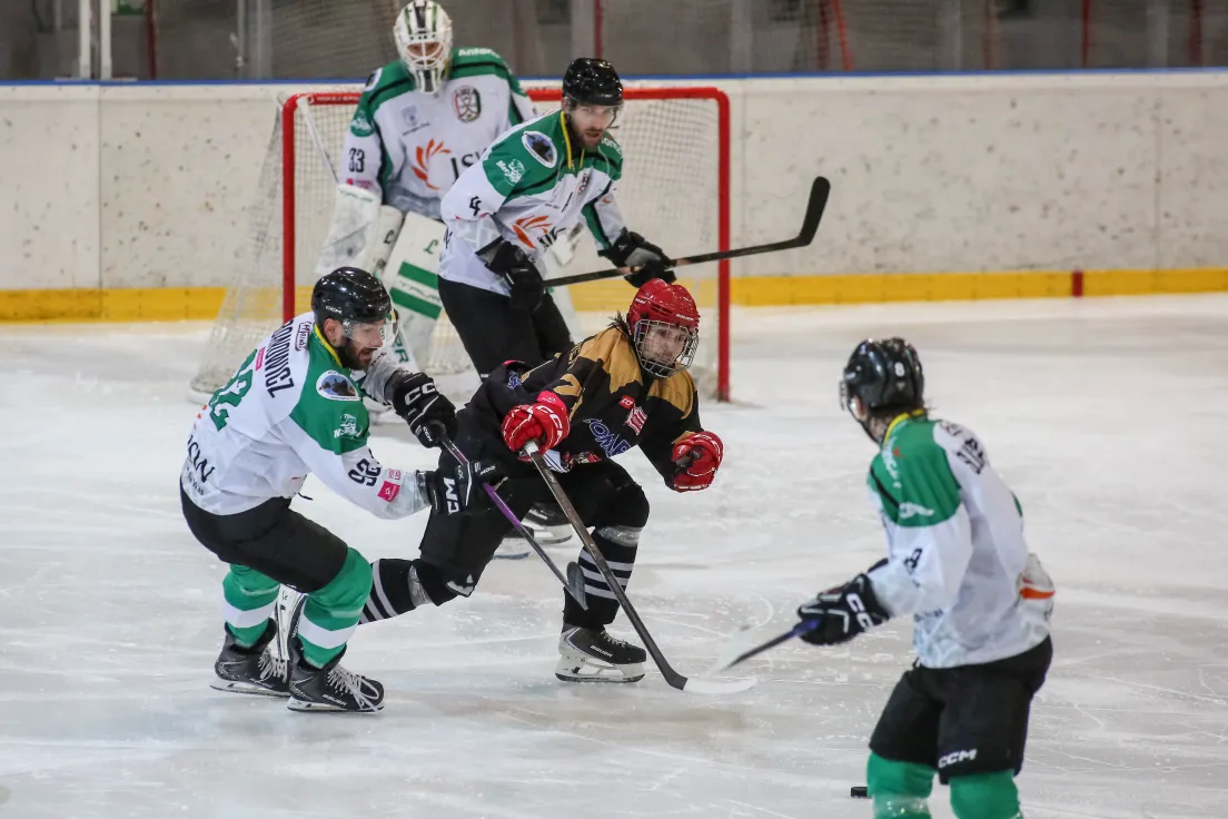 Teddy Bear Toss podczas meczu Comarch Cracovii