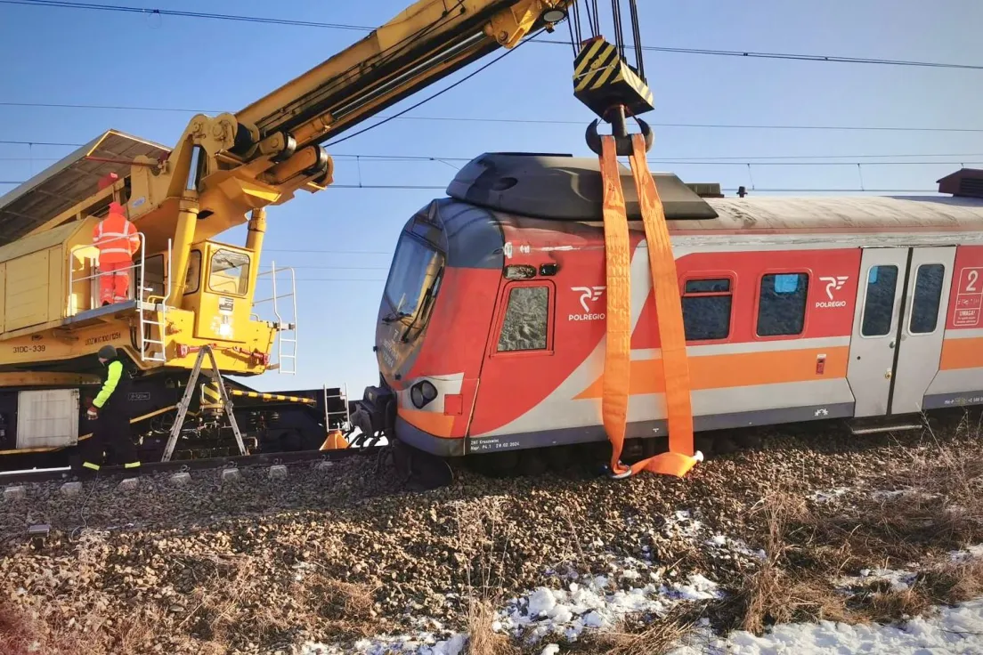 Trwa ponowne ustawianie na torach składu, który wykoleił się na szlaku Miechów–Słomniki