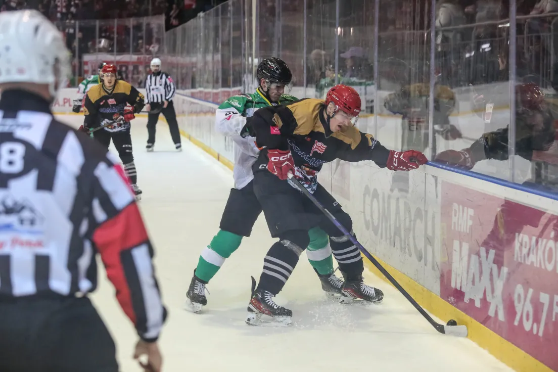 Teddy Bear Toss podczas meczu Comarch Cracovii