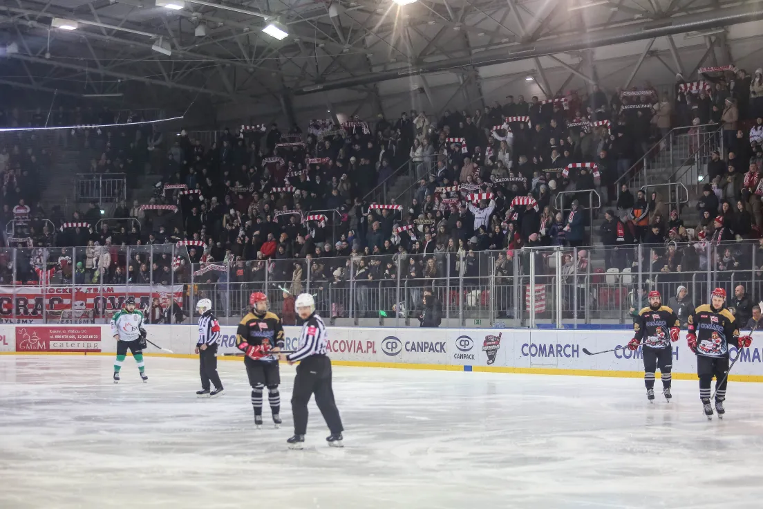 Teddy Bear Toss podczas meczu Comarch Cracovii