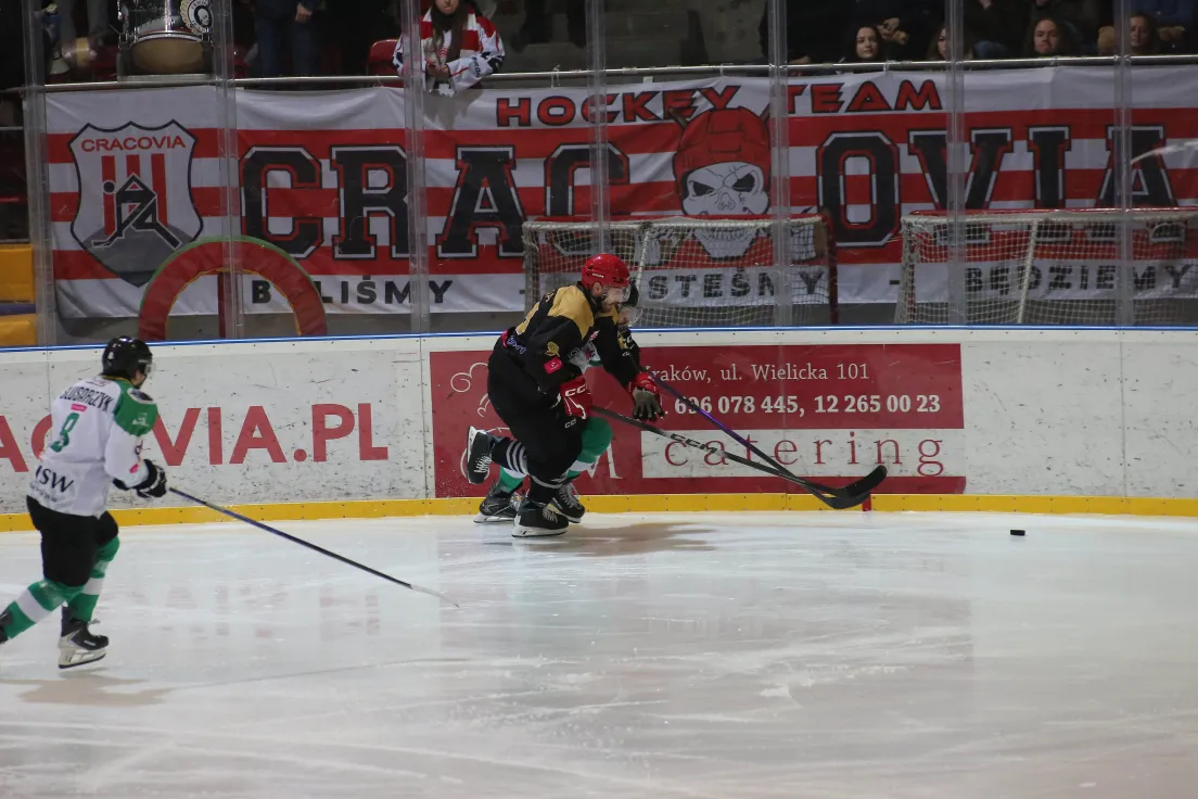 Teddy Bear Toss podczas meczu Comarch Cracovii