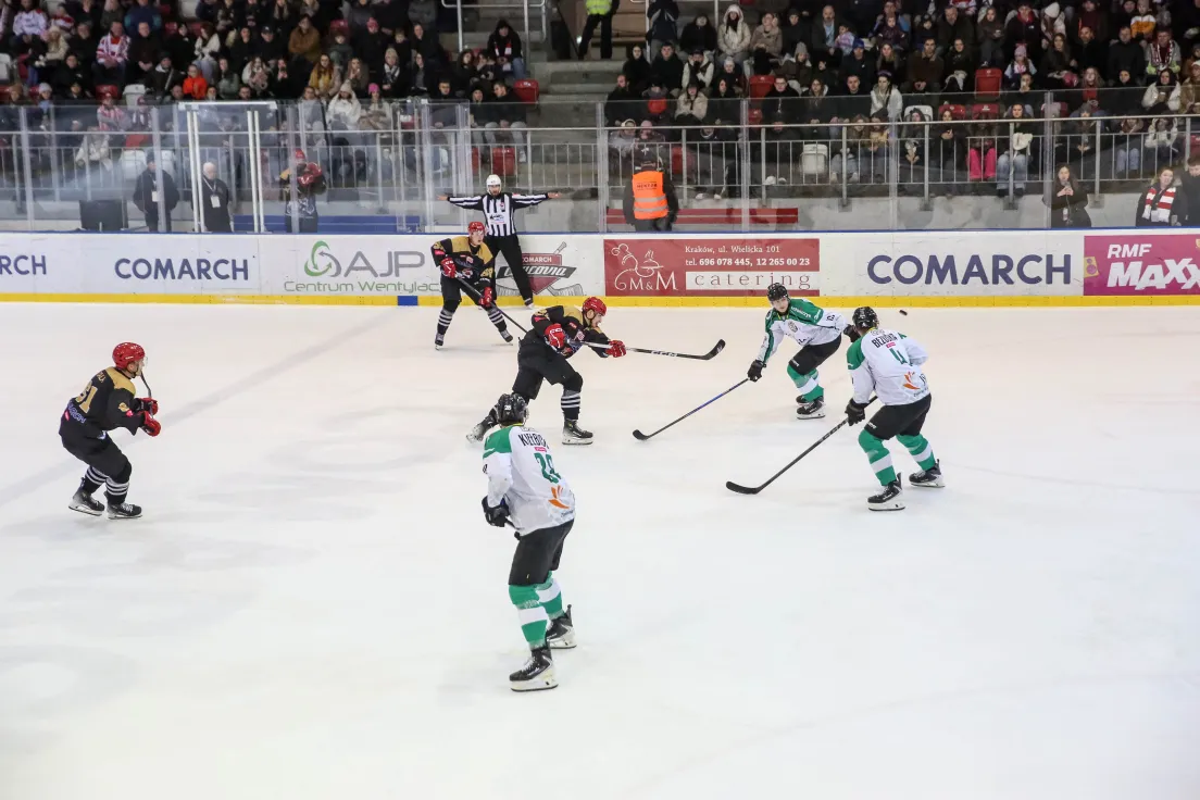 Teddy Bear Toss podczas meczu Comarch Cracovii