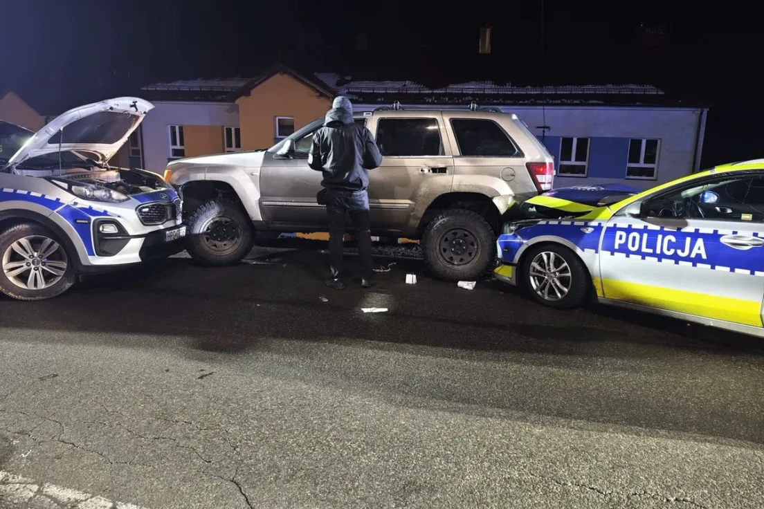 Zatrzymany Jeep i dwa uszkodzone radiowozy