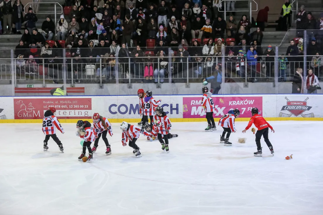 Teddy Bear Toss podczas meczu Comarch Cracovii