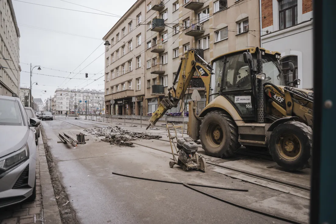 Prace remontowe na zamkniętej ulicy Starowiślnej w Krakowie, wstrzymany ruch tramwajowy i ograniczony ruch samochodowy.