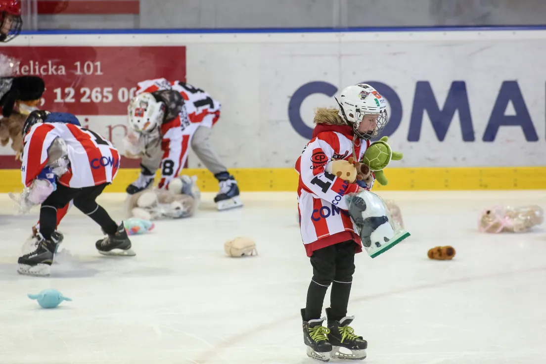 Teddy Bear Toss podczas meczu Comarch Cracovii