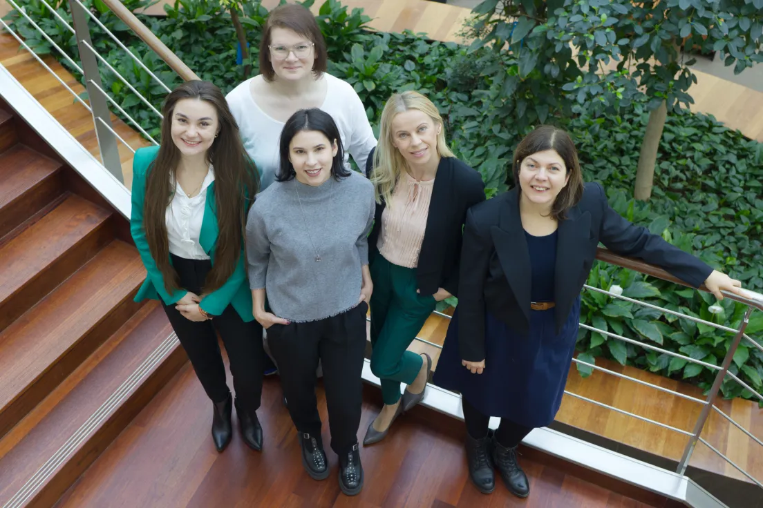 Na zdjęciu stoją od lewej: mgr Aleksandra Krajcer, dr n med. Ewelina Grzywna (z tyłu), dr Alicja Hinz (z przodu), dr hab. Joanna Lewandowska-Łańcucka, prof. UJ, dr hab. Monika Bzowska, prof. UJ. 