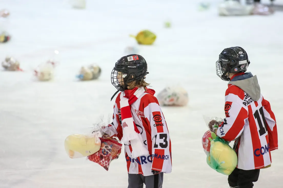 Teddy Bear Toss podczas meczu Comarch Cracovii