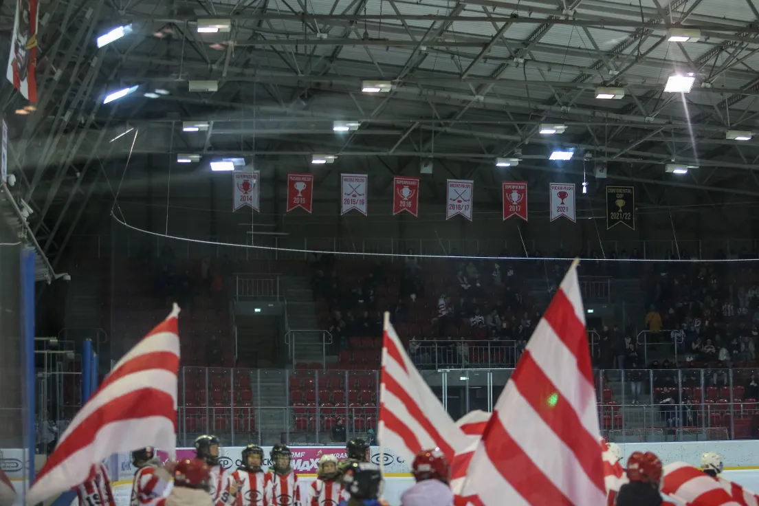 Teddy Bear Toss podczas meczu Comarch Cracovii