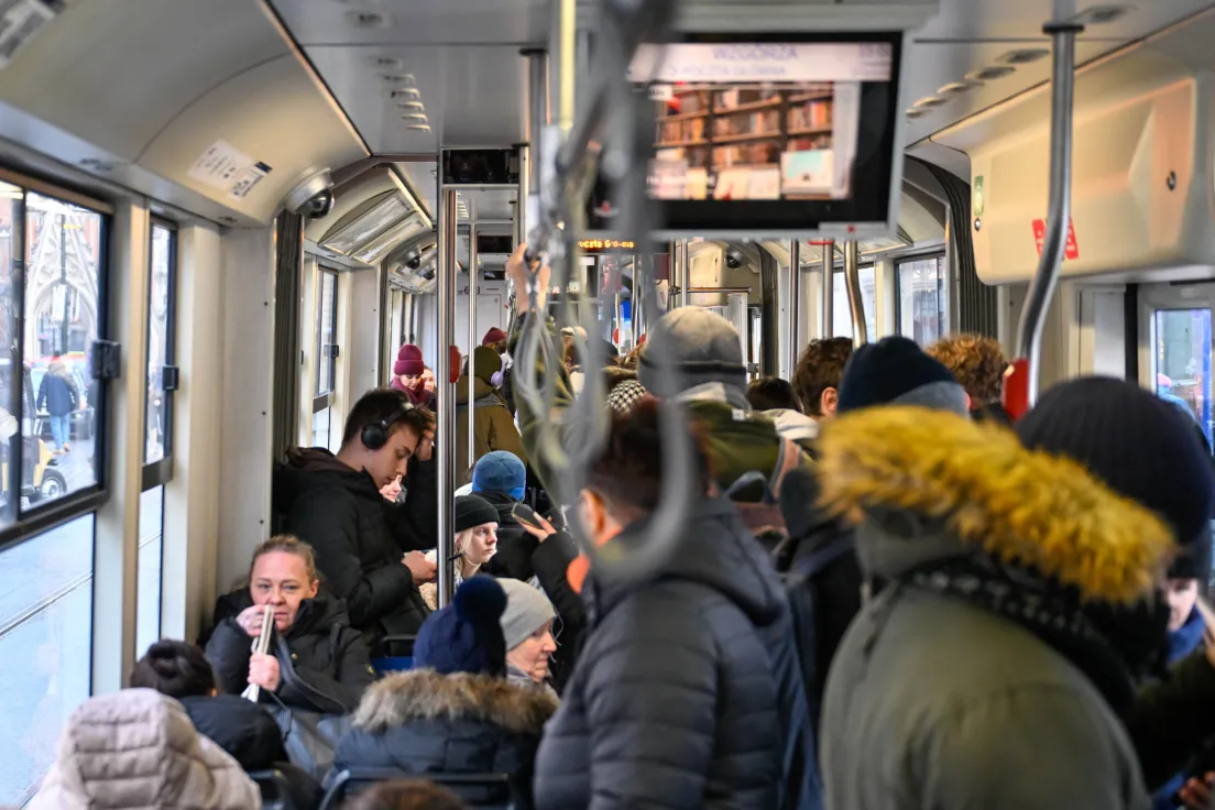 Pasażerowie w tramwaju