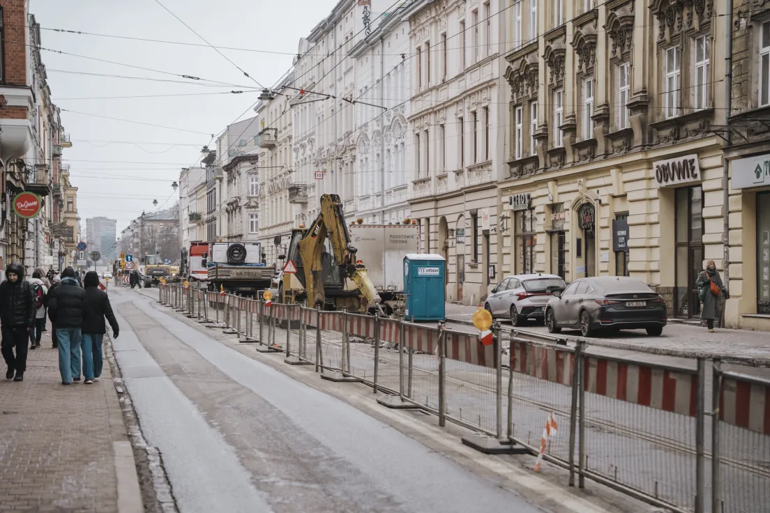 Prace remontowe na zamkniętej ulicy Starowiślnej w Krakowie, wstrzymany ruch tramwajowy i ograniczony ruch samochodowy.
