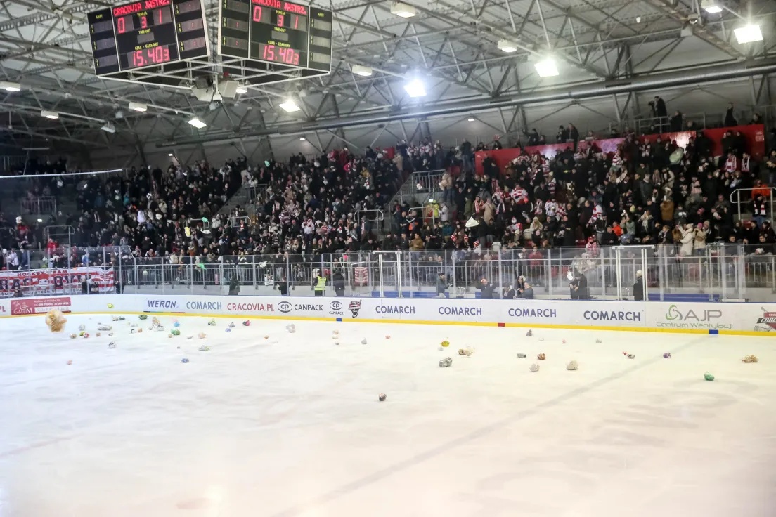 Teddy Bear Toss podczas meczu Comarch Cracovii