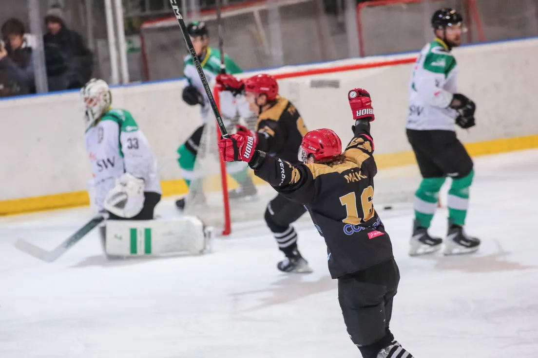 Teddy Bear Toss podczas meczu Comarch Cracovii