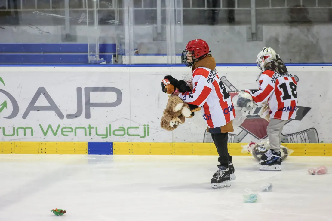 Teddy Bear Toss podczas meczu Comarch Cracovii