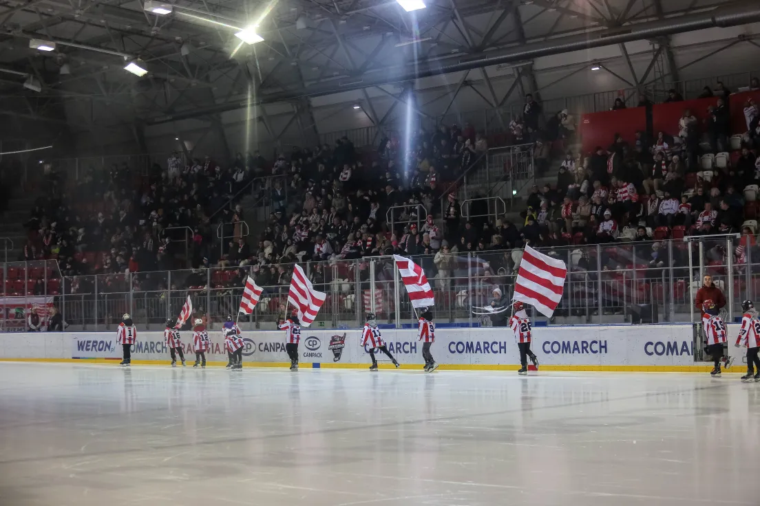 Teddy Bear Toss podczas meczu Comarch Cracovii