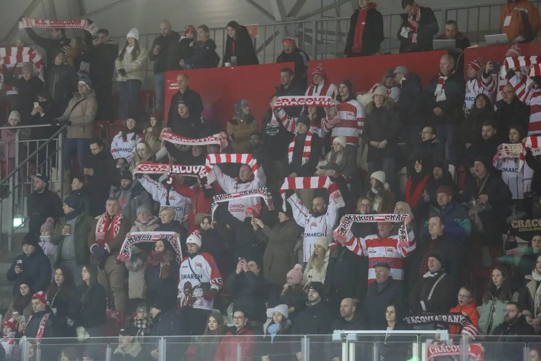 Teddy Bear Toss podczas meczu Comarch Cracovii
