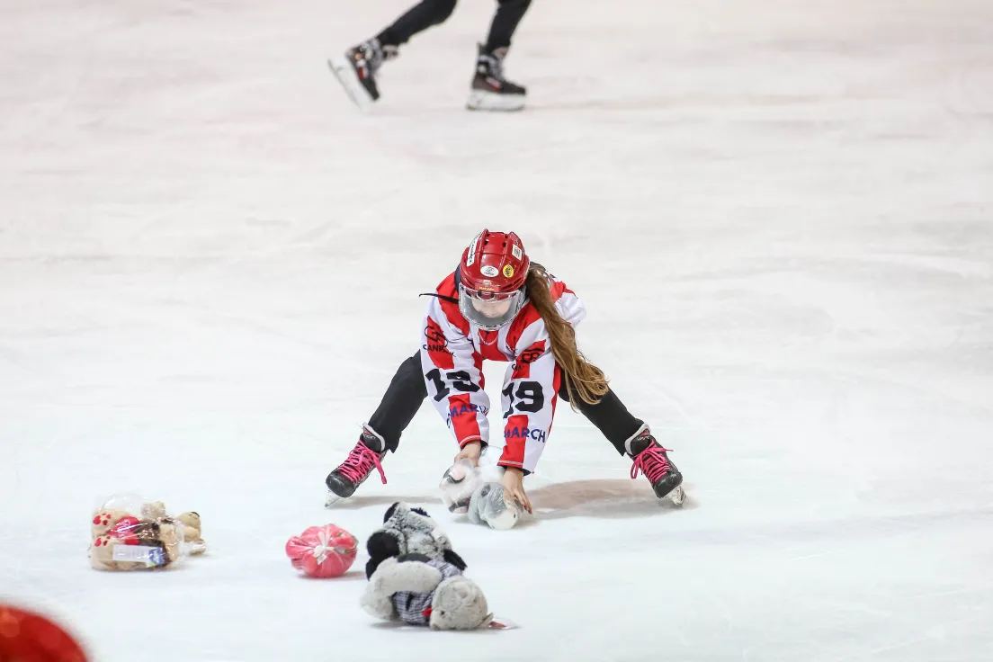 Teddy Bear Toss podczas meczu Comarch Cracovii