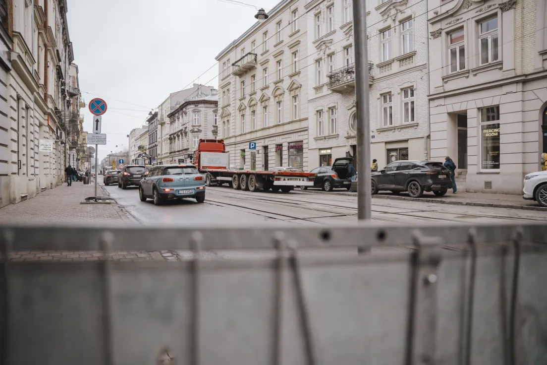 Prace remontowe na zamkniętej ulicy Starowiślnej w Krakowie, wstrzymany ruch tramwajowy i ograniczony ruch samochodowy.