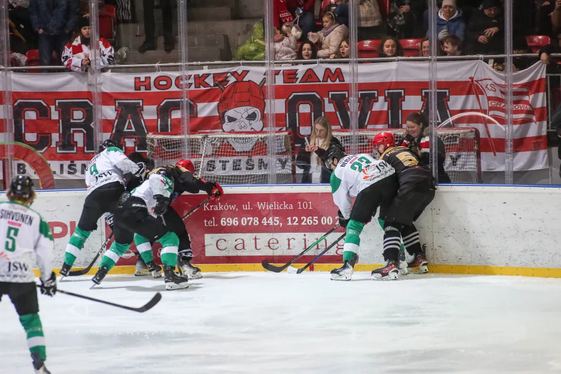 Teddy Bear Toss podczas meczu Comarch Cracovii