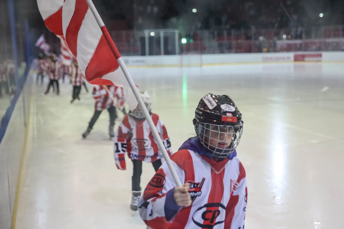 Teddy Bear Toss podczas meczu Comarch Cracovii