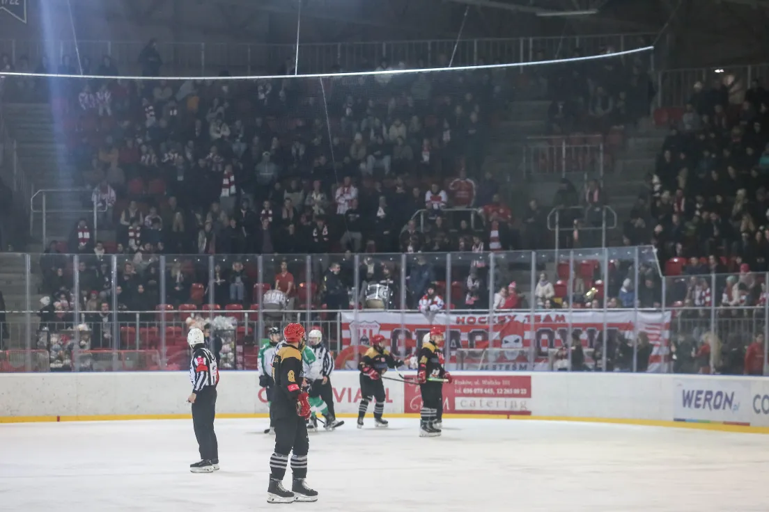 Teddy Bear Toss podczas meczu Comarch Cracovii