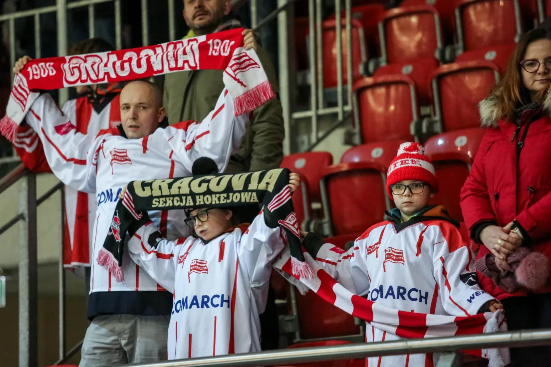 Teddy Bear Toss podczas meczu Comarch Cracovii