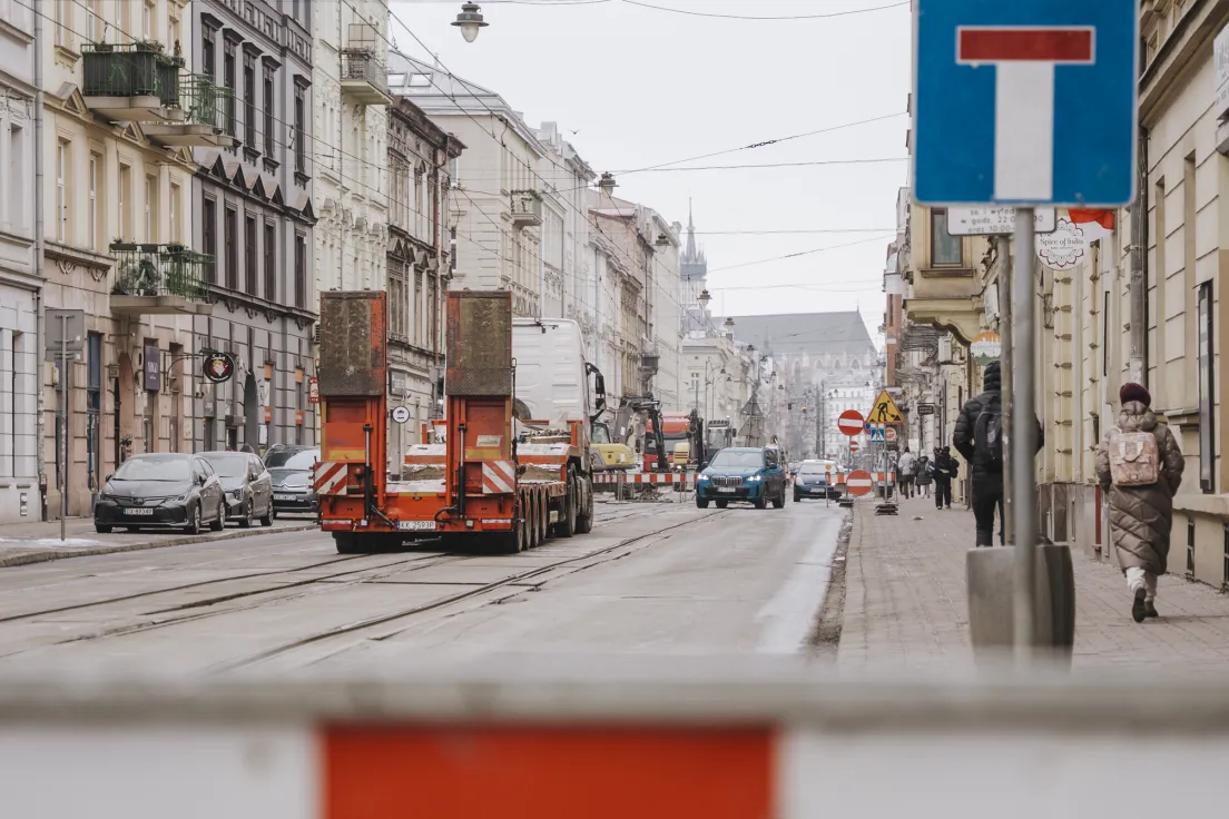 Prace remontowe na zamkniętej ulicy Starowiślnej w Krakowie, wstrzymany ruch tramwajowy i ograniczony ruch samochodowy.