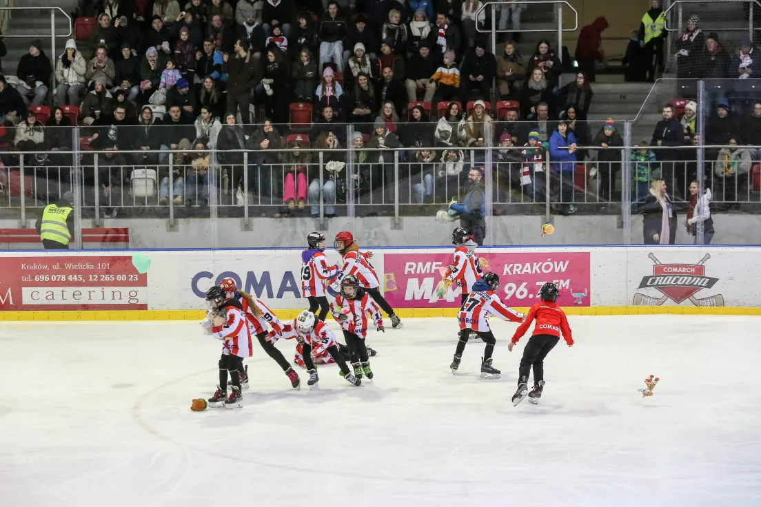 Teddy Bear Toss podczas meczu Comarch Cracovii