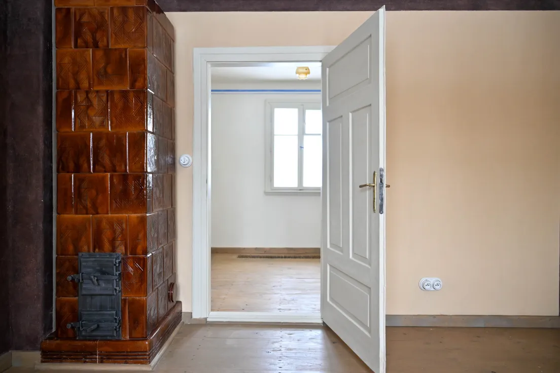 Zabytkowy dom w nowym skansenie w Branicach
