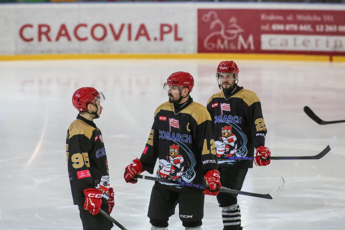 Teddy Bear Toss podczas meczu Comarch Cracovii