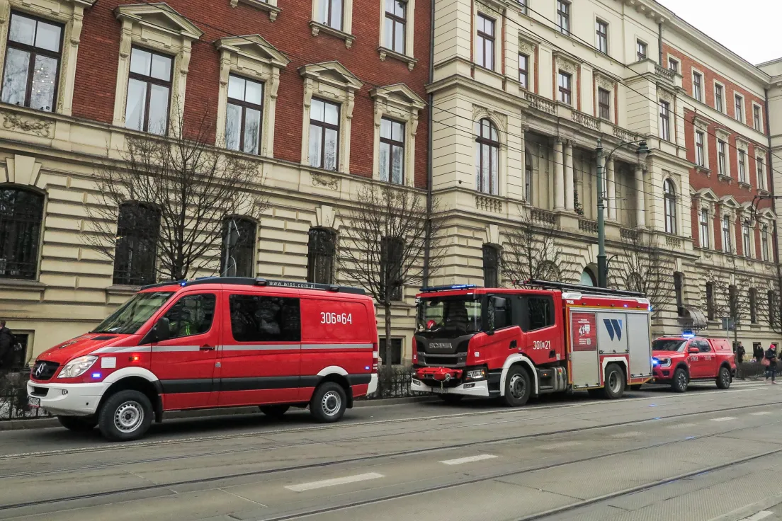 Służby przed urzędem wojewódzkim w Krakowie