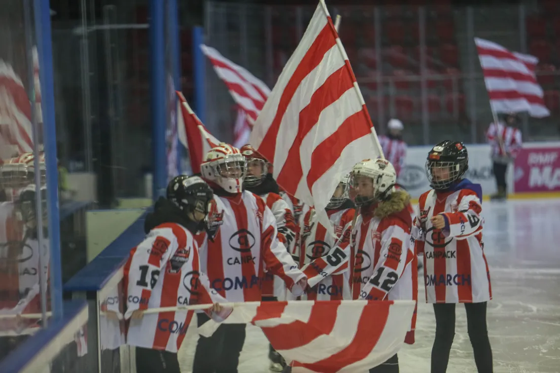 Teddy Bear Toss podczas meczu Comarch Cracovii