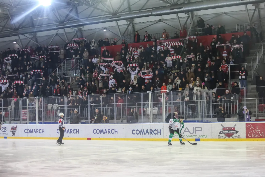 Teddy Bear Toss podczas meczu Comarch Cracovii