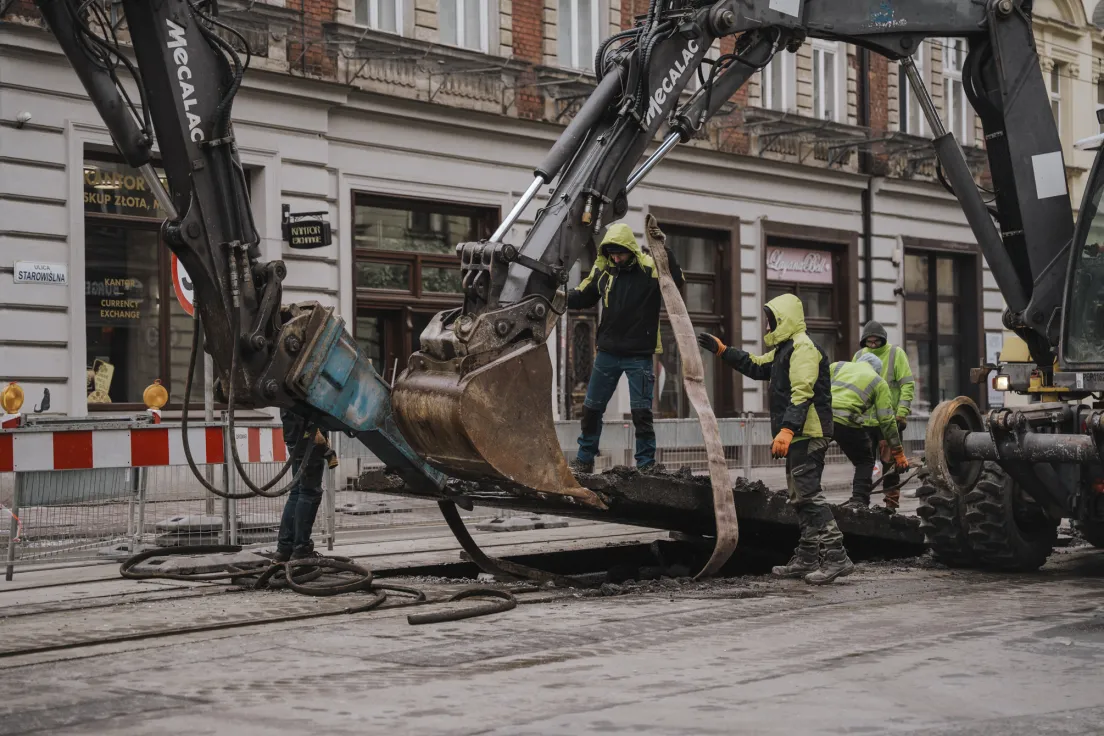Prace remontowe na zamkniętej ulicy Starowiślnej w Krakowie, wstrzymany ruch tramwajowy i ograniczony ruch samochodowy.