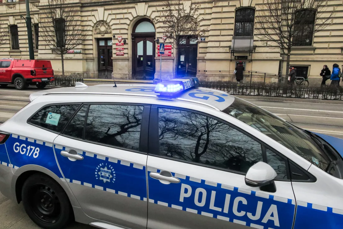 Służby przed urzędem wojewódzkim w Krakowie