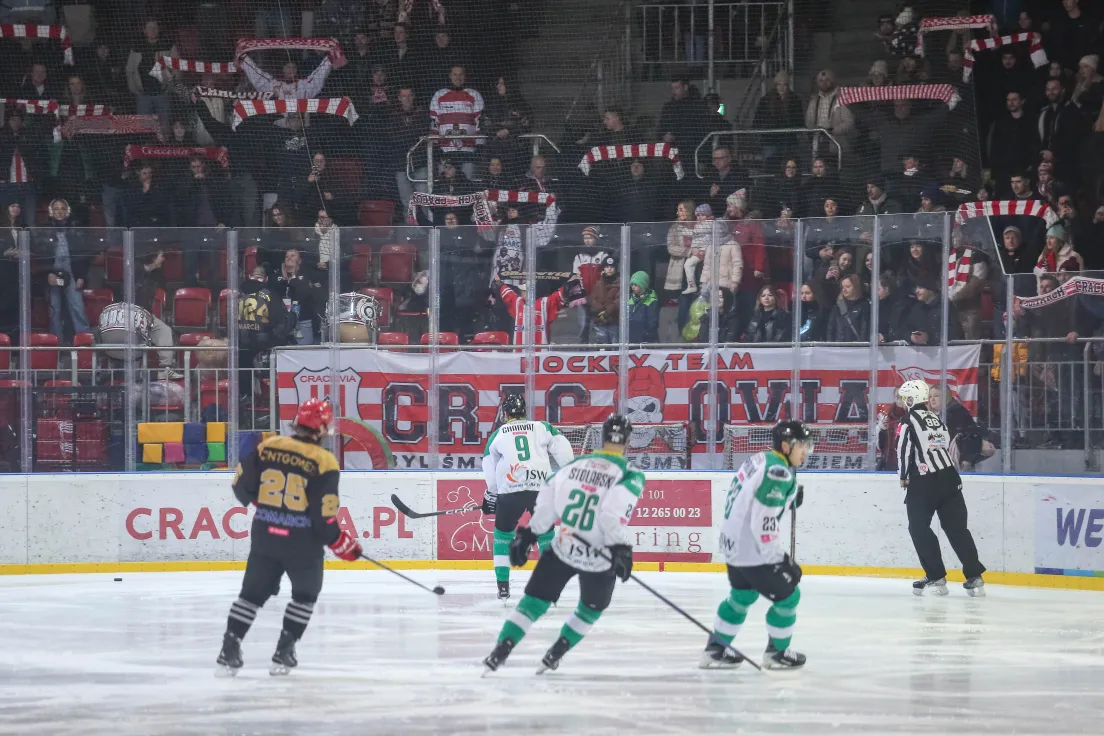 Teddy Bear Toss podczas meczu Comarch Cracovii