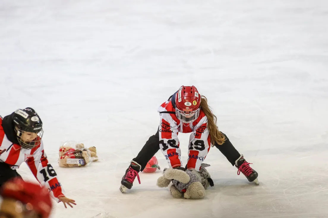 Teddy Bear Toss podczas meczu Comarch Cracovii
