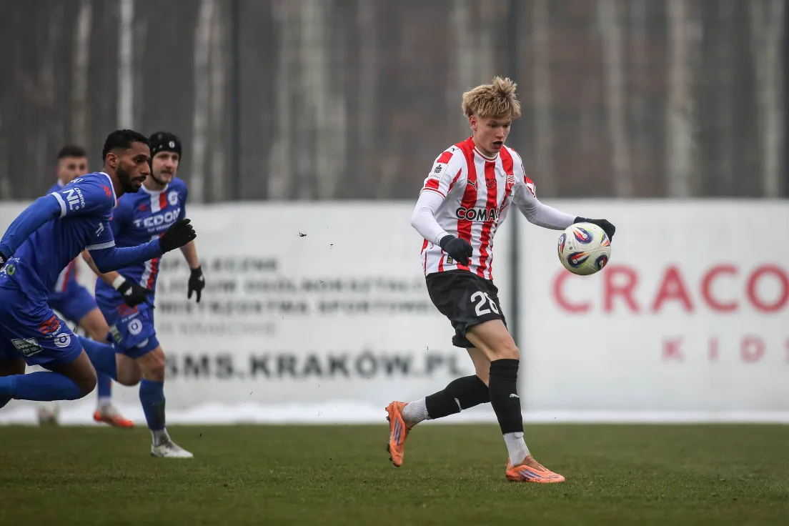 Sparing Cracovia - Artis Brno. Przy piłce Mateusz Tabisz
