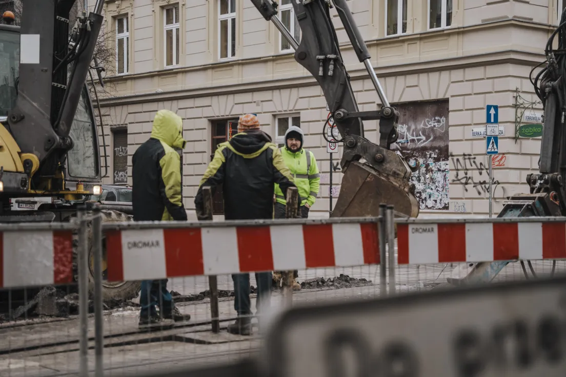 Prace remontowe na zamkniętej ulicy Starowiślnej w Krakowie, wstrzymany ruch tramwajowy i ograniczony ruch samochodowy.