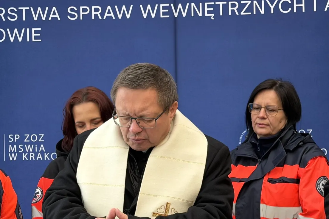 kard. Grzegorz Ryś na poświęceniu karetki w szpitalu MSWiA