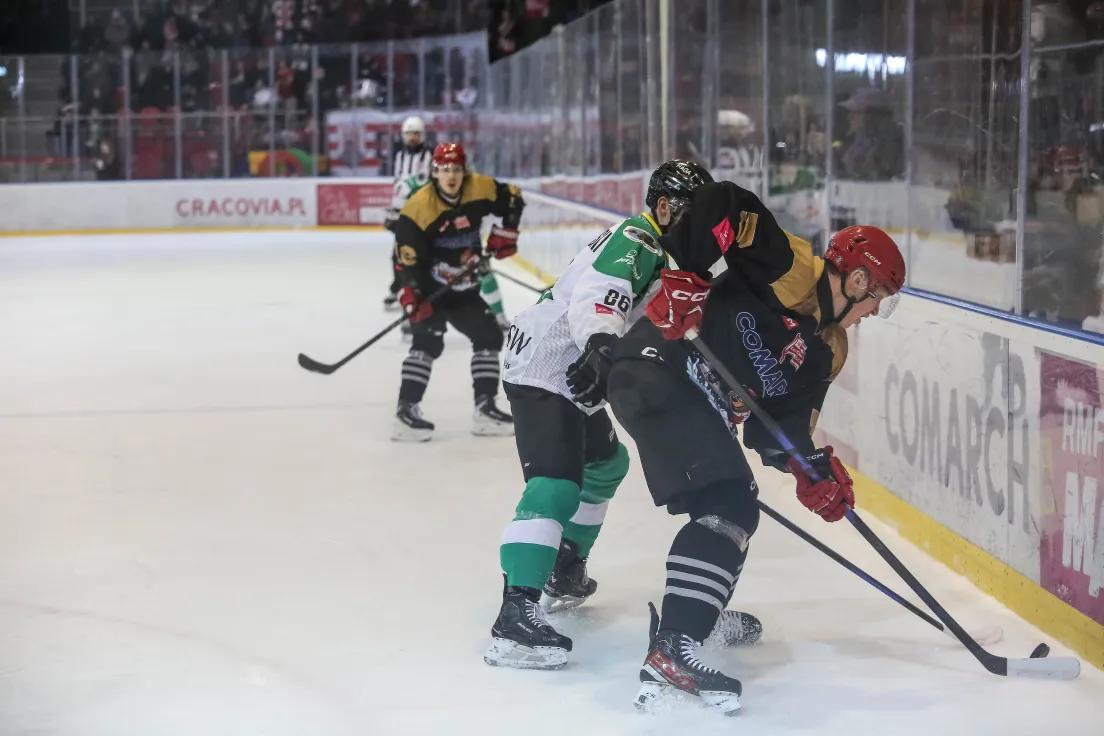 Teddy Bear Toss podczas meczu Comarch Cracovii