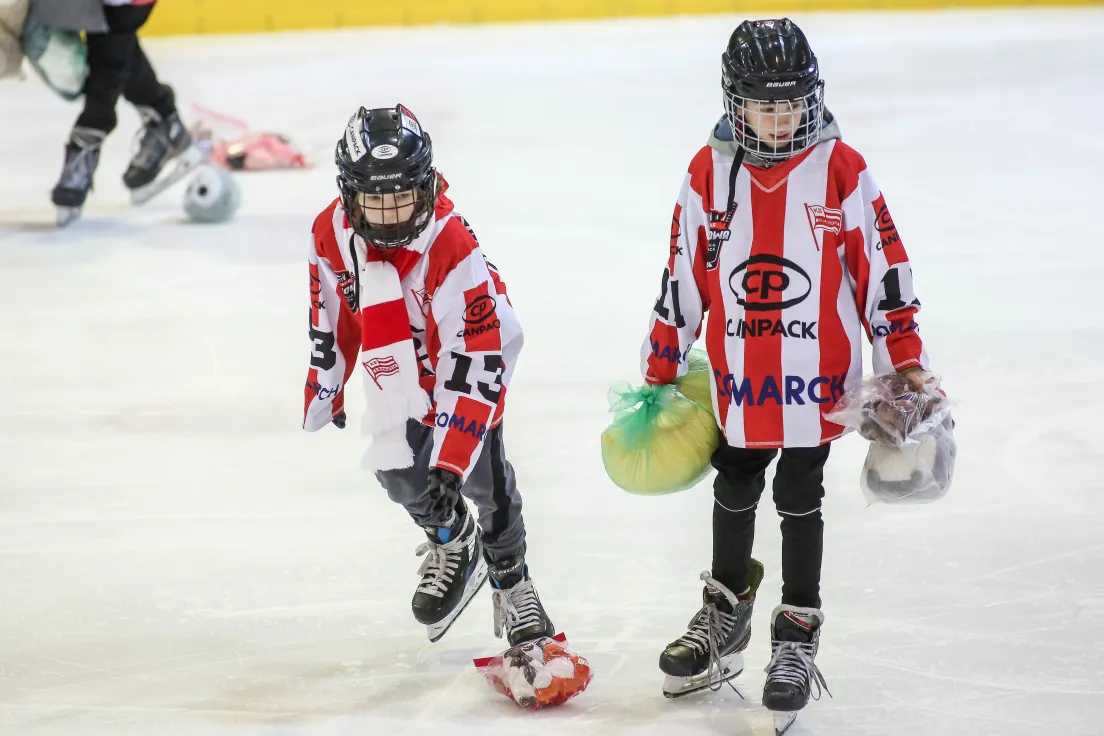 Teddy Bear Toss podczas meczu Comarch Cracovii